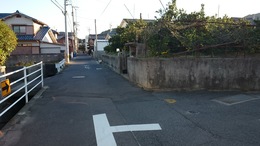 平賀北・東部に有り、右に上がると稲倉神社 南に進むと川田自転車店 北に進むと浜街道のコンビニです