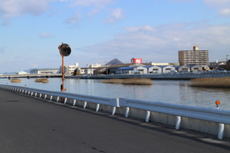 本津川河口(現在、左画像とほぼ同じ位置から)※女木島の位置から場所を特定