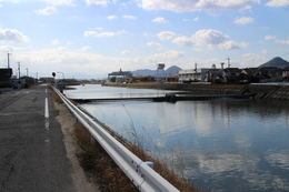 本津川の清流 (現在、左画像とほぼ同じ位置から)※遠くの山並から場所を特定
