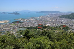 勝賀山から見た香西町の山