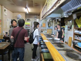 今や香西の名店。お好み焼き山田屋で山田焼を注文されていました。