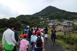 今池を歩く参加者、勝賀山が正面に見えてます