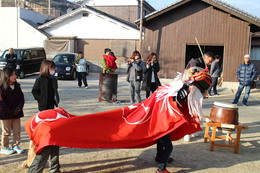 平賀神楽獅子保存会による稲倉神社への獅子舞奉納です