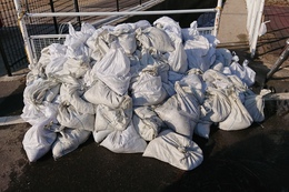 わずか17ｍの範囲で土のう袋約250袋有りました