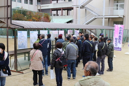 香西地区の防災マップの説明を聞く参加者