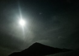 月光に照らされた勝賀山