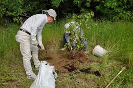 1本目の植樹(環境衛生組合協議会撮影) 1本目の植樹