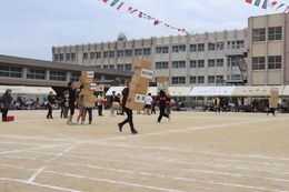 宅配便リレー(ホームページ委員会撮影) 宅配便リレー
