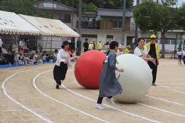 大玉ころがし(ホームページ委員会撮影) 大玉ころがし