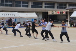 綱引き(ホームページ委員会撮影) 綱引き