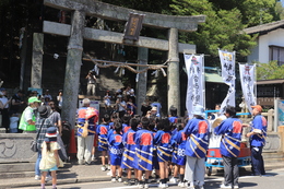 宮前で獅子舞隊(香西小学校3年生)(ホームページ委員会撮影) 宮前で獅子舞隊(香西小学校3年生)