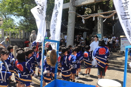 宮前で獅子舞隊(香西小学校3年生)(ホームページ委員会撮影) 宮前で獅子舞隊(香西小学校3年生)