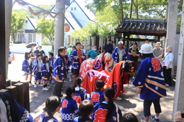 宮前で獅子舞隊(香西小学校3年生)(ホームページ委員会撮影) 宮前で獅子舞隊(香西小学校3年生)