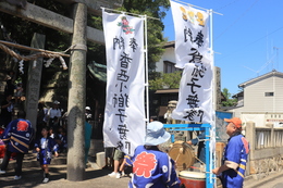 宮前で獅子舞隊(香西小学校3年生)(ホームページ委員会撮影) 宮前で獅子舞隊(香西小学校3年生)