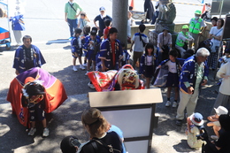 宮前で獅子舞隊(香西小学校3年生)(ホームページ委員会撮影) 宮前で獅子舞隊(香西小学校3年生)