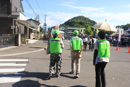 地域安全推進委員のパトロール(ホームページ委員会撮影) 地域安全推進委員のパトロール