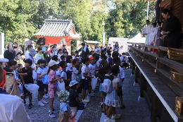 拝殿 餅投げの様子(ホームページ委員会撮影) 拝殿 餅投げの様子