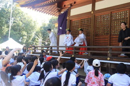 拝殿 餅投げの様子(ホームページ委員会撮影) 拝殿 餅投げの様子