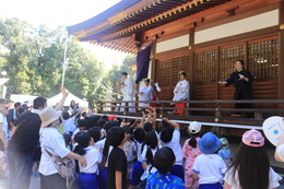 拝殿 餅投げの様子(ホームページ委員会撮影) 拝殿 餅投げの様子