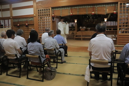 拝殿 夏越しのお祭り神事(ホームページ委員会撮影) 拝殿 夏越しのお祭り神事