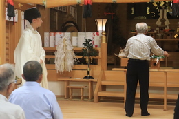 拝殿 夏越しのお祭り神事(ホームページ委員会撮影) 拝殿 夏越しのお祭り神事