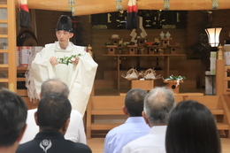 拝殿 夏越しのお祭り神事(ホームページ委員会撮影) 拝殿 夏越しのお祭り神事
