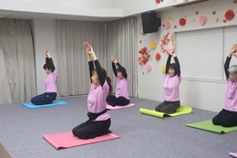 ヨーガ同好会(ホームページ委員会撮影) ヨーガ同好会