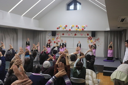 ヨーガ同好会(ホームページ委員会撮影) ヨーガ同好会