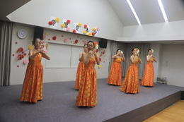 やさしいフラダンス(ホームページ委員会撮影) やさしいフラダンス