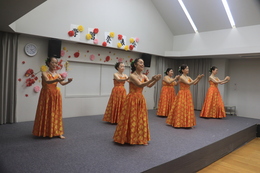 やさしいフラダンス(ホームページ委員会撮影) やさしいフラダンス