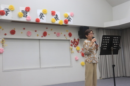 ひまわりカラオケ愛好会(ホームページ委員会撮影) ひまわりカラオケ愛好会