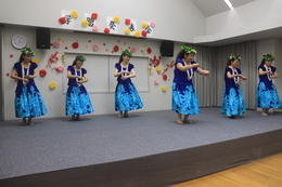 やさしいフラダンス(ホームページ委員会撮影) やさしいフラダンス