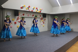 やさしいフラダンス(ホームページ委員会撮影) やさしいフラダンス