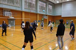 男女混合ソフトバレーボール(香西体育協会撮影) 男女混合ソフトバレーボール