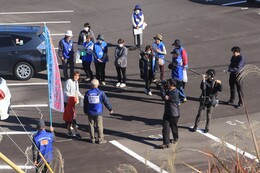 第1ポイントで声かけ訓練(ホームページ委員会撮影) 第1ポイントで声かけ訓練