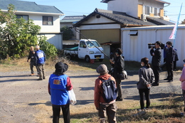 第2ポイントで声かけ訓練(ホームページ委員会撮影) 第2ポイントで声かけ訓練