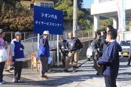 ここで警察に通報します(ホームページ委員会撮影) ここで警察に通報します