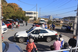 パトカー到着(ホームページ委員会撮影) パトカー到着