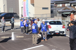 第1ポイントで声かけ訓練(ホームページ委員会撮影) 第1ポイントで声かけ訓練