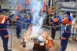 ���X�ɔR���L������