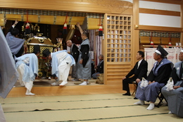 神輿が本殿に帰ってきました。 神輿が本殿に帰ってきました。